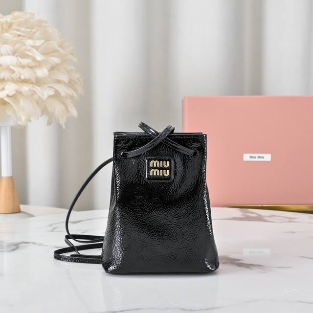 5Nf460, New Mini Bucket Bag Made From A New Wrinkled Leather Calfskin, Featuring