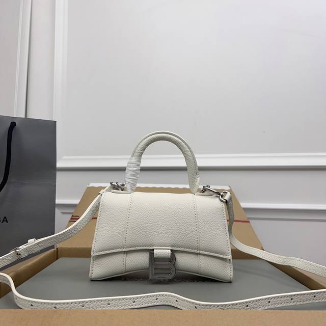 Exclusive Background_Actual Product Photos: Lychee-Textured White Silver Buckle