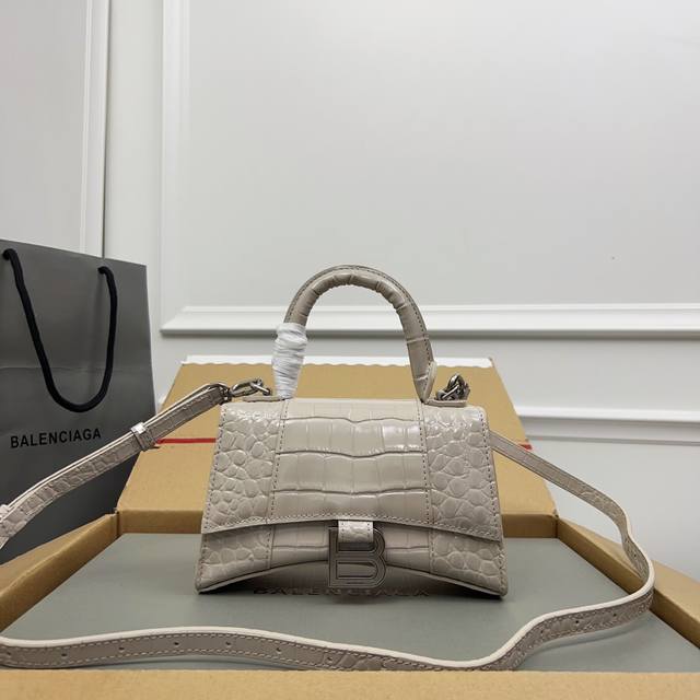 Exclusive Background_Actual Product Photos: Crocodile-Patterned Gray And Silver