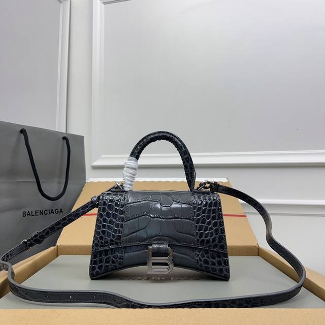 Exclusive Background_Actual Product Photos: Crocodile-Patterned Charcoal Gray Si