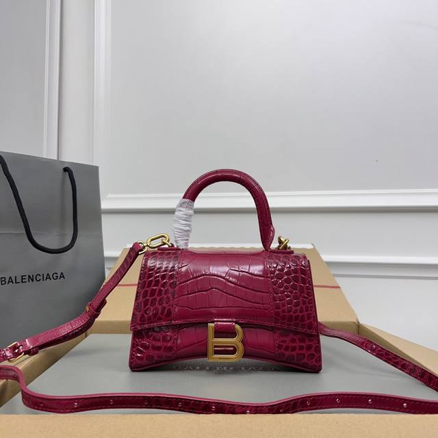 Exclusive Background_Actual Product Photos Crocodile-Patterned Cherry Red Gold-T