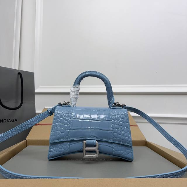 Exclusive Background_Actual Product Photos Crocodile-Patterned Hazy Blue Silver-