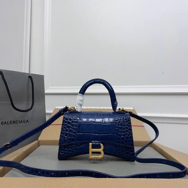 Exclusive Background_Actual Product Photos Crocodile-Patterned Navy Blue Gold-To