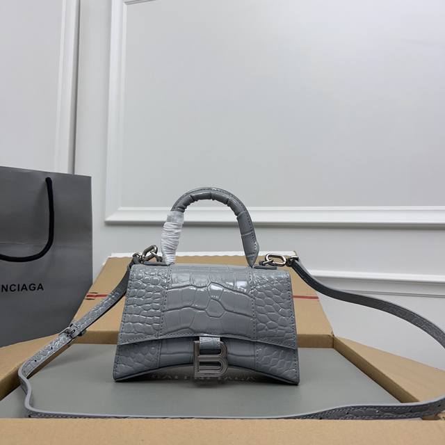 Exclusive Background_Actual Product Photos: Crocodile-Patterned Gray Silver Buck