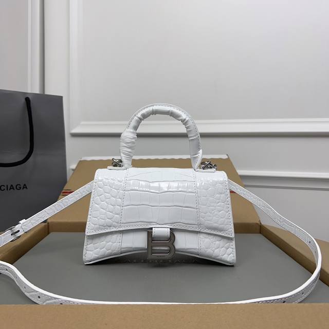 Exclusive Background_Actual Product Photos Crocodile-Patterned White Silver Buck