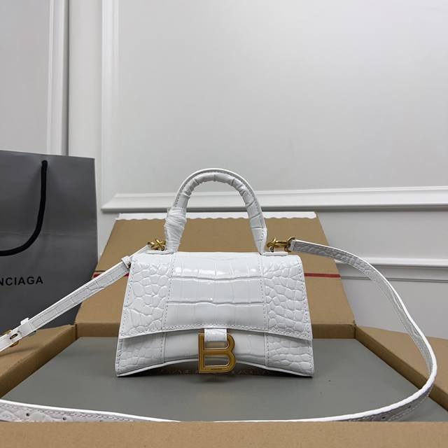 Exclusive Background_Actual Product Photos Crocodile-Patterned White Gold Buckle