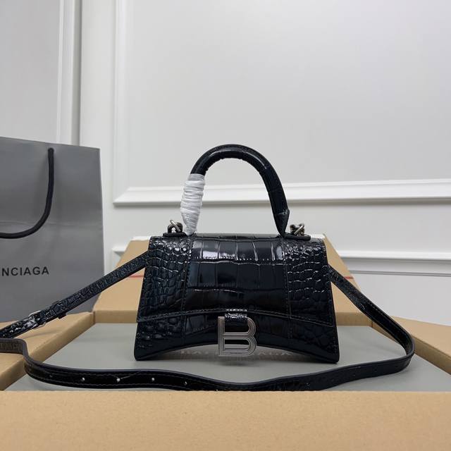 Exclusive Background_Actual Product Photos Crocodile-Patterned Black Silver Buck
