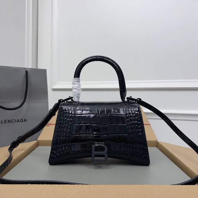 Exclusive Background - Actual Product Photos: Crocodile-Patterned Black Buckle U