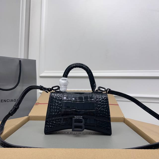 Exclusive Background_Actual Product Photos Crocodile-Patterned Black Buckle Upgr