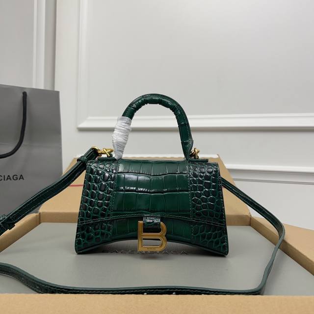 Exclusive Background_Actual Product Photos - Dark Green Gold Buckle Upgrade Edit