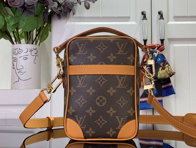 Top-Grade Authentic Single Piece, Special Offer Danube Handbag M14106 Yellow Lea