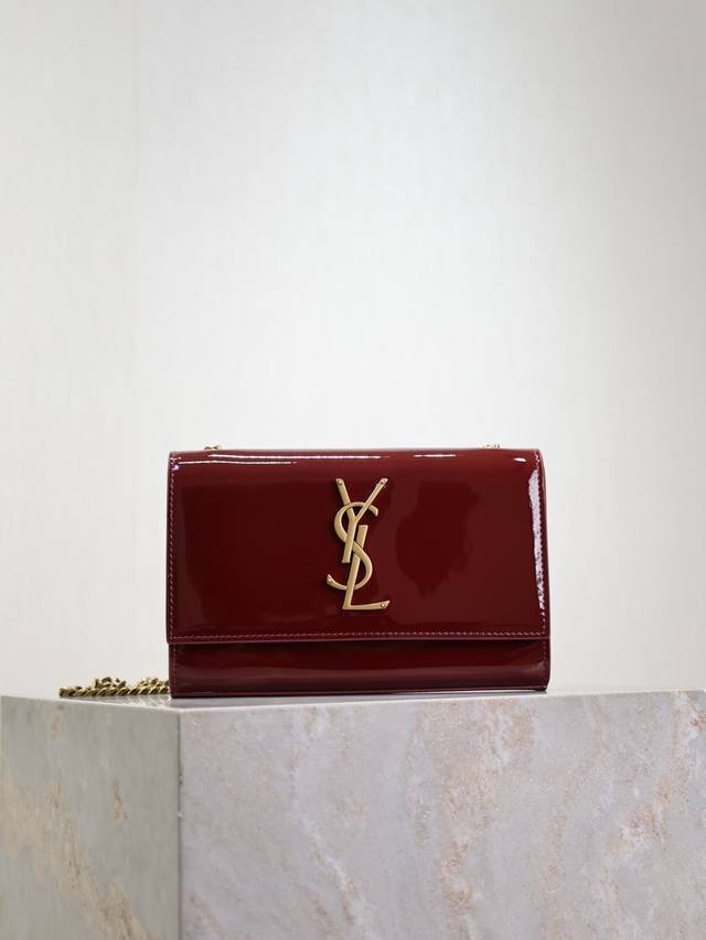 Timeless Classic, Pomegranate Red Lacquered Leather With Gold Buckle Kate 20 Cm,