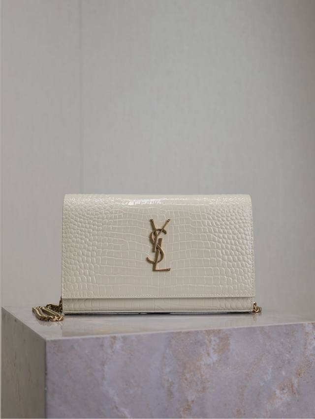 White Crocodile-Patterned Gold Buckle Cassandre Chain Bag A Super Practical Smal