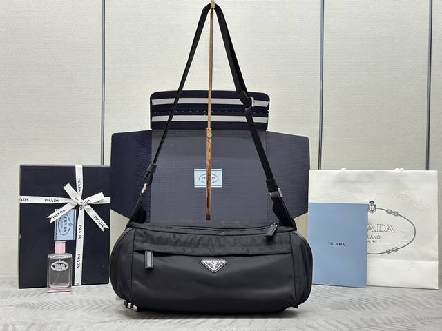 Large Classic Messenger Bag 2Vh991 This Flap-Style Shoulder Bag Is Crafted From