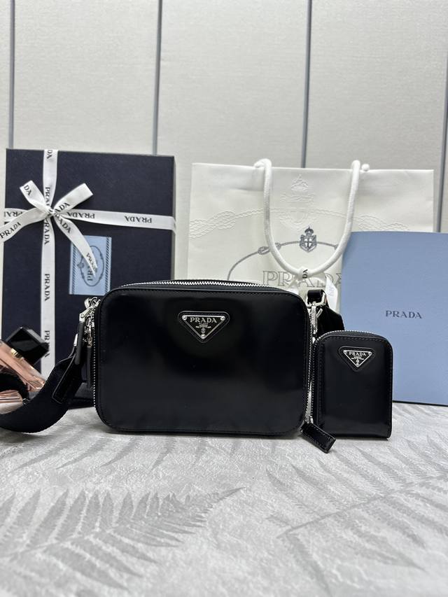 New Mailbag 2-In-1 Bag 2Vh070 Lacquered Leather. This Modern Brique Handbag Feat