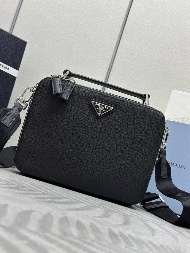 Cross-Patterned New Camera Bag 2Vh069 This Brique Handbag Is Crafted From Saffia