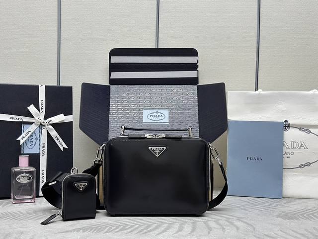 New Camera Bag 2Vh069 Glossy This Sleek Brique Handbag Is Crafted From Glossy Le
