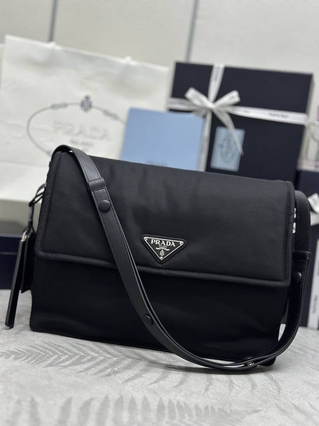 Cini Large Messenger Bag 1Bd256, This Shoulder Bag Features A Unique Nylon Linin