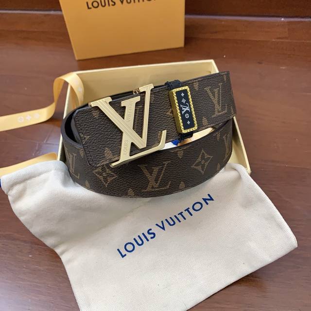 Authentic Packaging With Image, Available On E-Commerce Platforms. Louis Vuitton