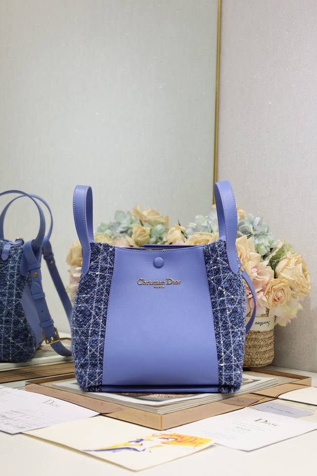 Authentic Grade, High Version Medium-Sized Signature Bucket Bag Handbag In Blue