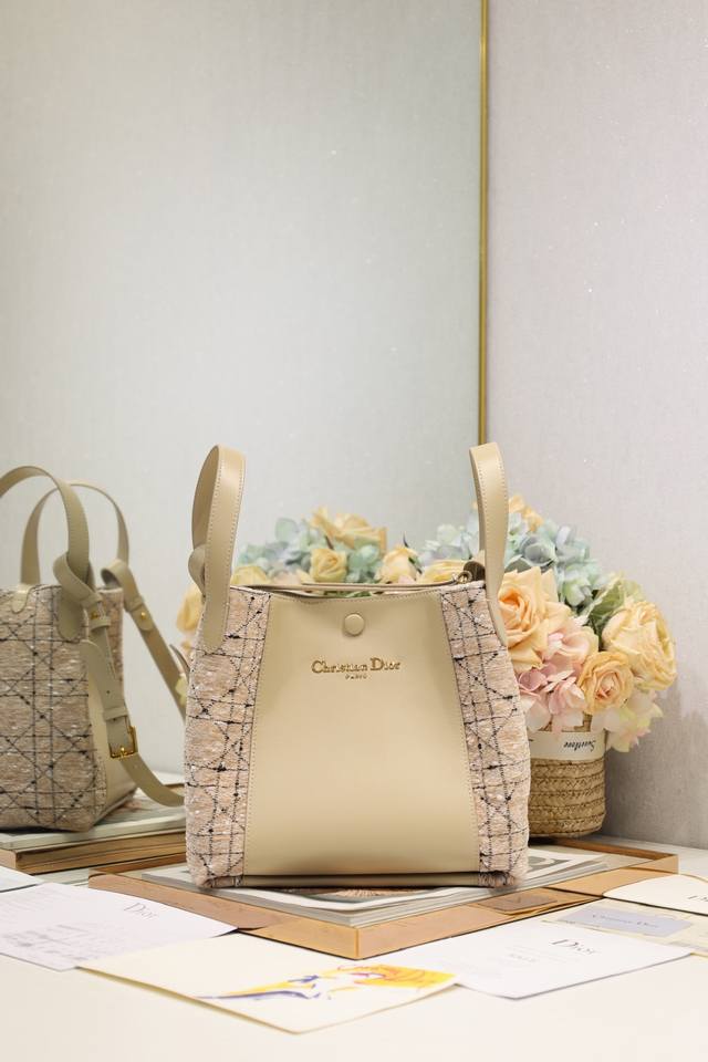 Authentic Grade, High Version Medium-Sized Signature Bucket Bag Handbag In Apric