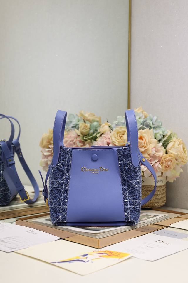 Authentic Grade, High Version Small Signature Bucket Bag Handbag Blue Tweed This