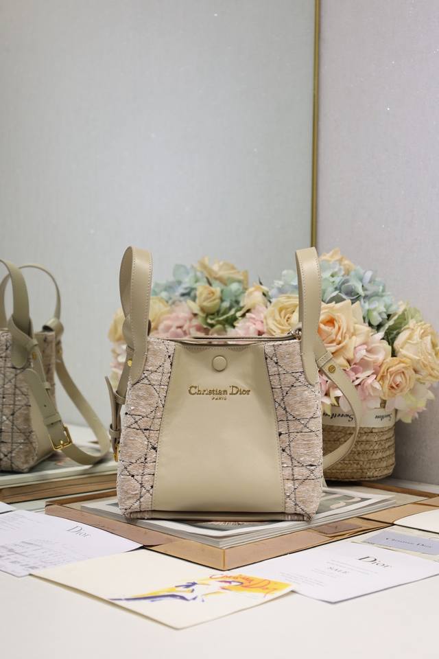 Authentic Grade, High Version Small Signature Bucket Bag Handbag In Apricot Twee