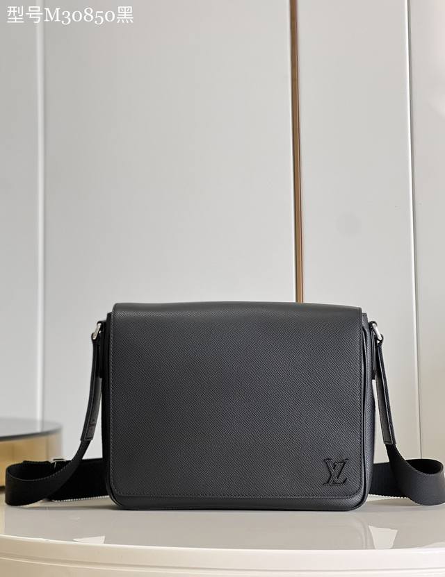 Top-Quality Genuine Leather, Exclusive Photos, M30850 Black This District Small