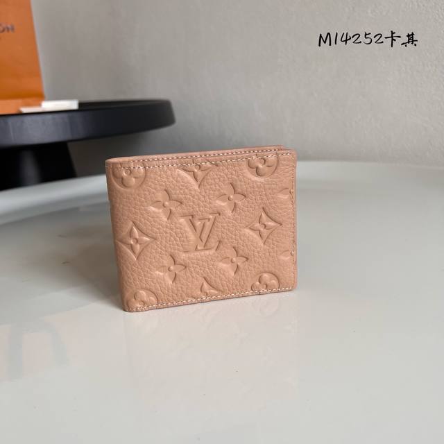 Top-Grade Original M14252 Khaki This Multiple Wallet Is Crafted From Grained Tau