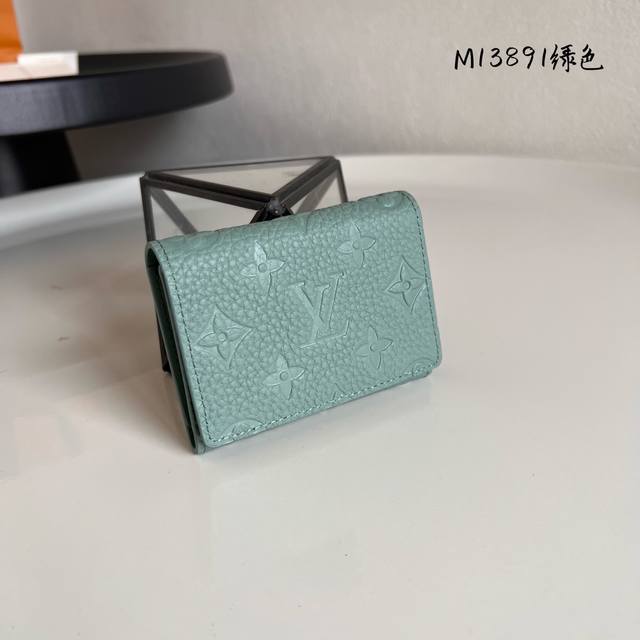 Top-Grade Genuine Leather M13891 Green This Envelope Business Card Holder Is Cra