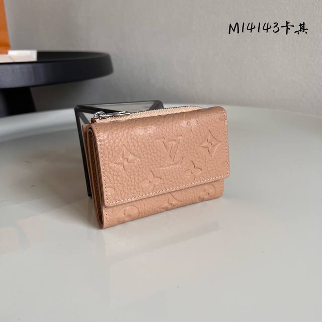 Top-Grade Genuine Leather M14143 Khaki This Slender Pilot Pilot Wallet Is Crafte