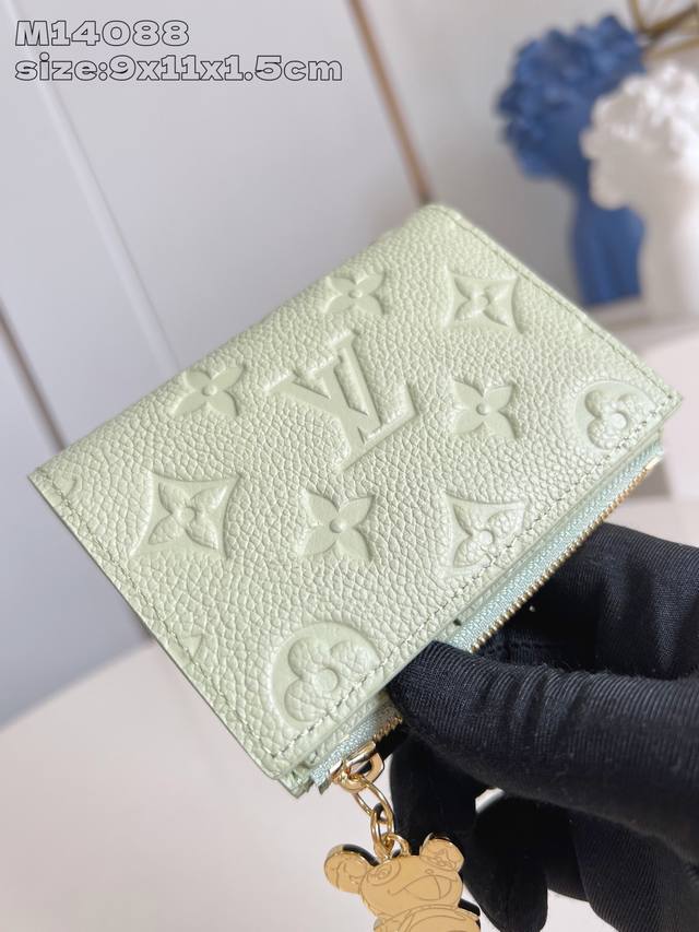 Factory Price P Top-Grade Original M14088 Green This Essential Lisa Wallet Is De