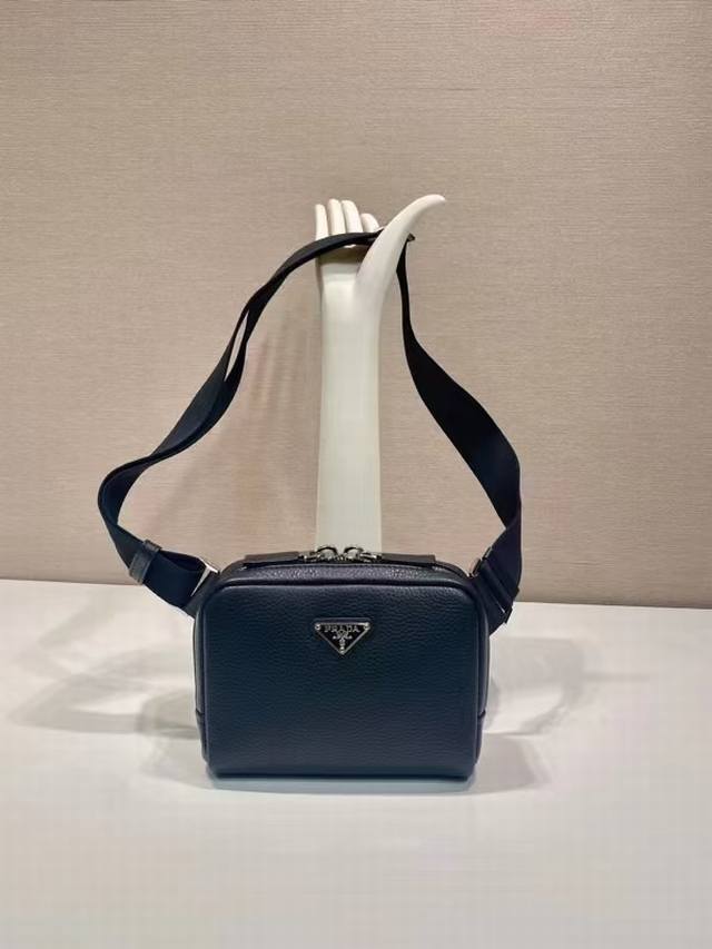 New Arrival Chest Bag 2Vh184 Small Size This Leather Shoulder Bag Features A Sle