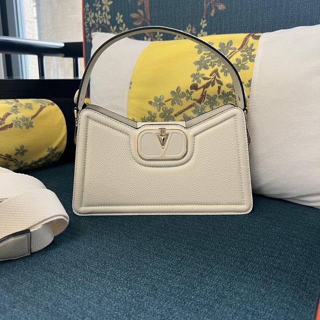 Model: 2090 Garavani Grained Calfskin Handbag With Matching Vlogo Signature Elem