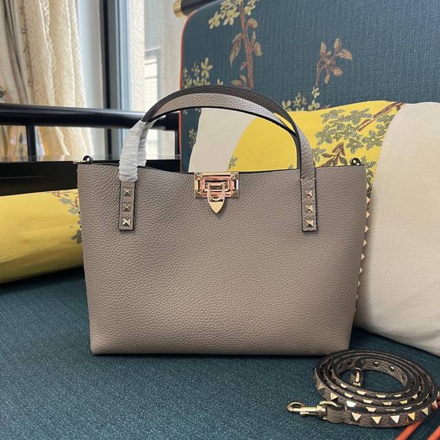 Model: 0081S Small Garavani This