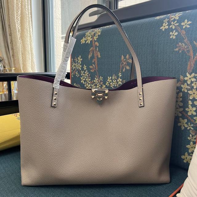 Model: 0081L Large Garavani This