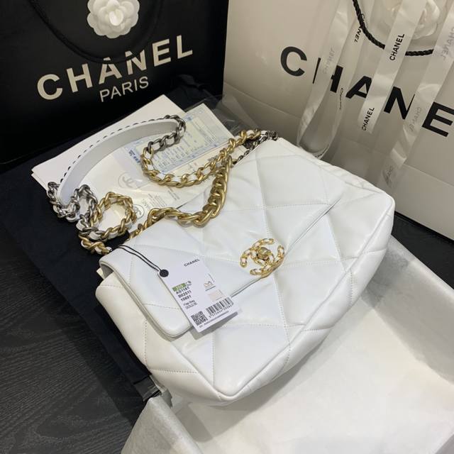 Chanel: Model: Medium: As1161#: Dimensions: 20X30X10 Cm: Autumn/Winter Large Dia