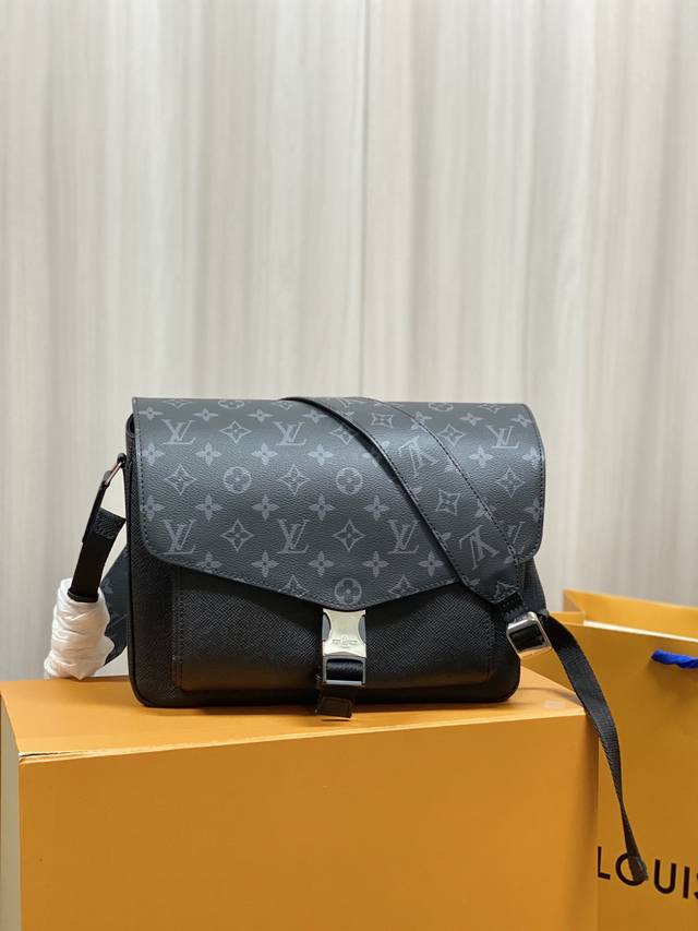 Top-Tier Authentic New Messenger Bag M30746 New Messenger Bag Debuts In The Taig