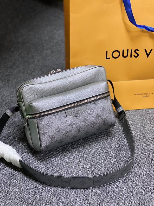 Top-Tier Authentic M30830 Silver Exclusive Real-Shot This Outdoor Messenger Bag