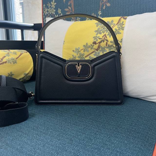 Full Set Packaging Model: 2090 Garavani Grained Calfskin Handbag With Matching V