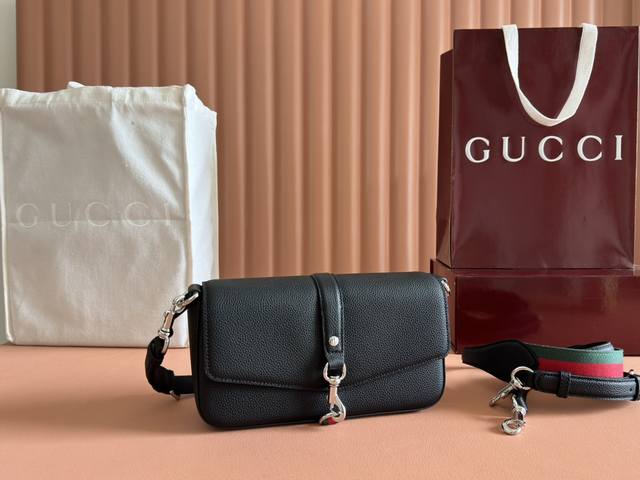 Configuration: Full Set Of Counter Packaging. 2025 Spring/Summer Collection Pres