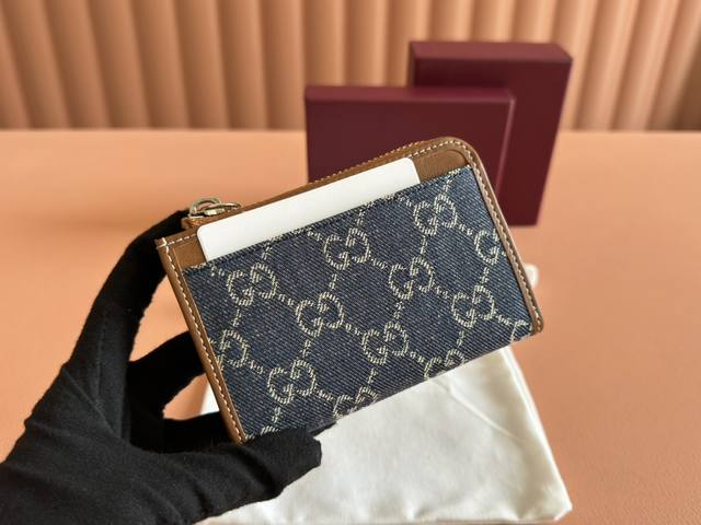 Comes With Full Counter Packaging. Gg Emblem Series Accessory Bag With Card Hold