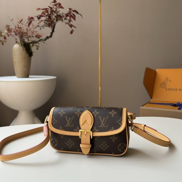 Premium Mb Chip Edition Original Leather This Nano Diane Handbag Condenses The D