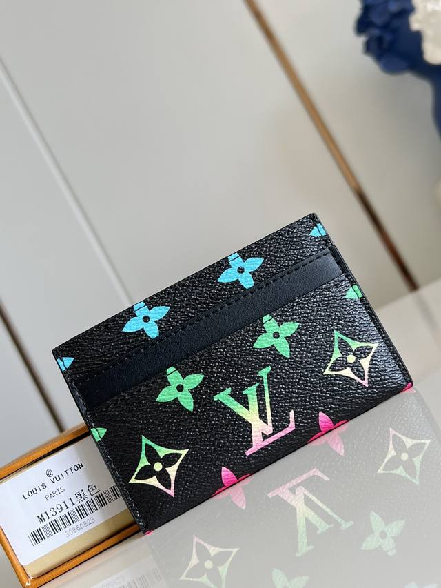 Factory Price P Top-Grade Original M13911 Black This Card Holder Features A Slee