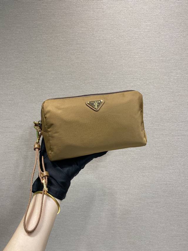 New Handbag 1Ns693 New Color This Handbag Is Crafted From Imported Nylon Fabric.