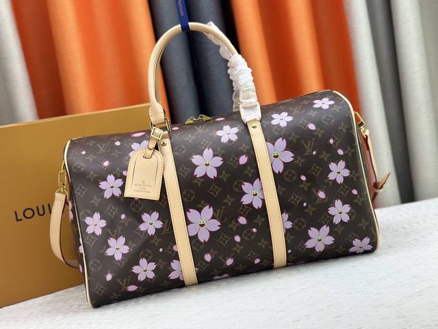 M98004 M41418 Lv Travel Bag Is Incredibly Spacious, Making It The Perfect Choice