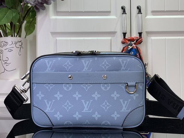 Top-Quality Authentic Piece, Special Offer Alpha Messenger Bag M14073 Light Blue