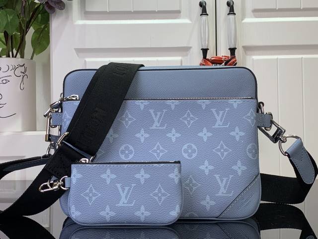 Top-Grade Authentic Single-Piece Special Offer Trio Messenger Bag M14069 Light B