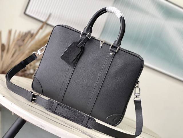Top-Grain Leather, Premium Original Piece M30967 This Voyage Large Briefcase Is