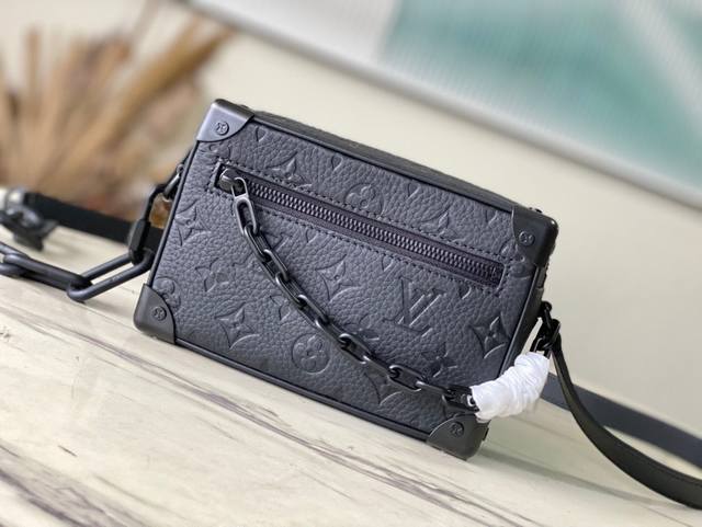 Top-Grain Leather, Premium Original Single Piece, M5 2 Black Alligator-Textured